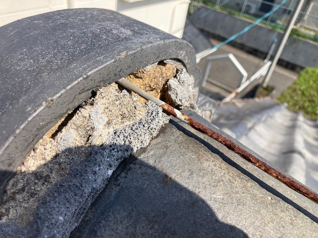 剥がれかけた漆喰